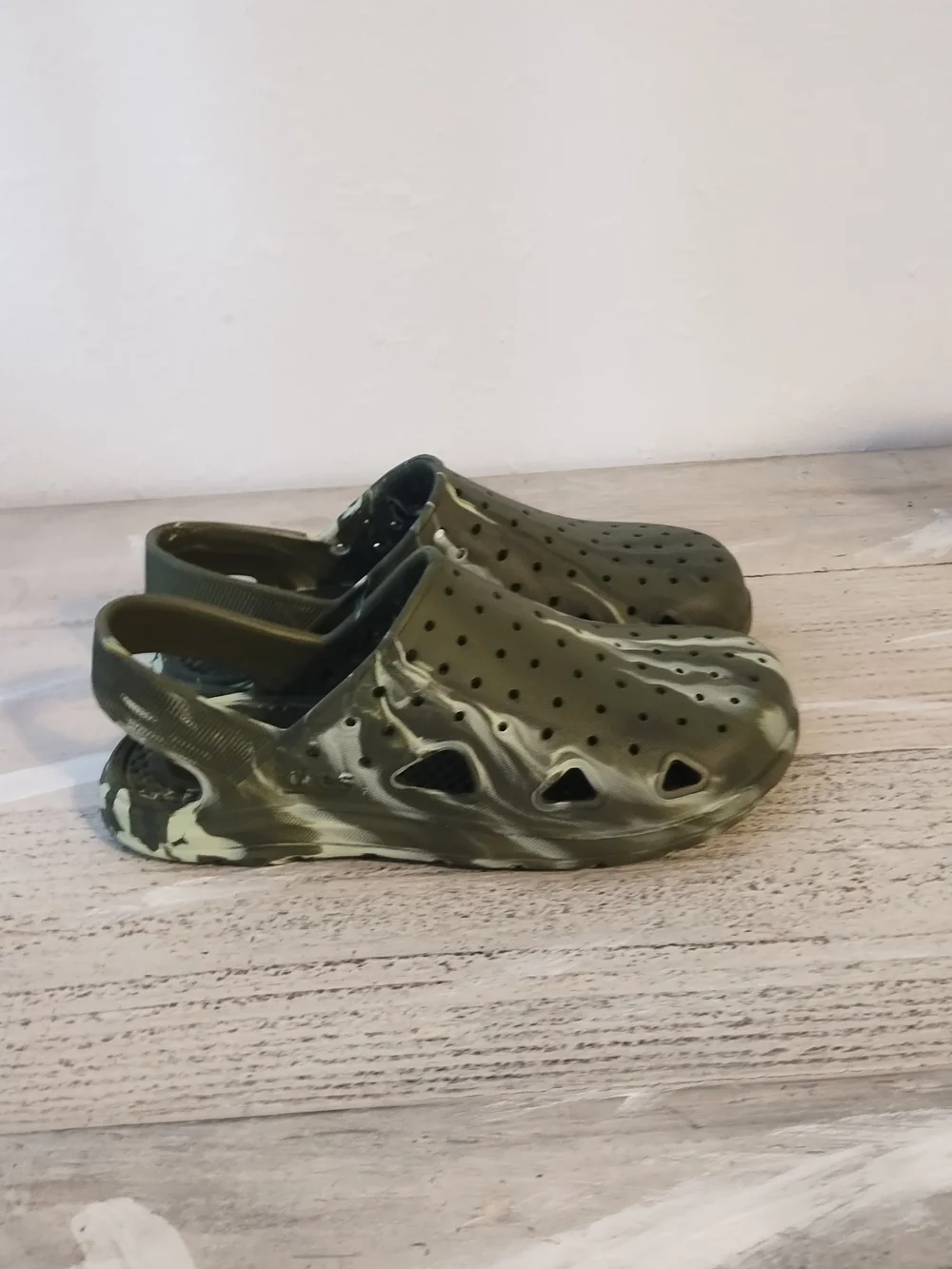 Totes Everywear Clogs Kids Size u.s.a 2-3/UK 2-3  green  Slip On good condition